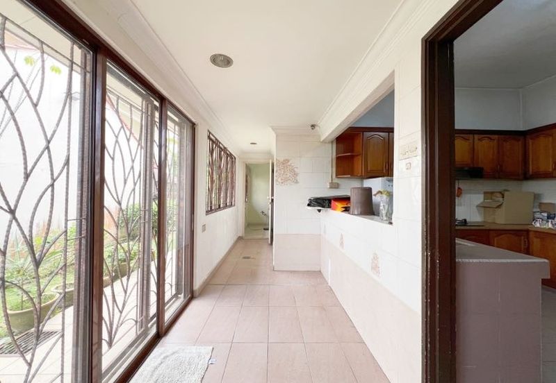 Super Cheap Guarded Area 2 Storey Corner Bungalow, TTDI KL