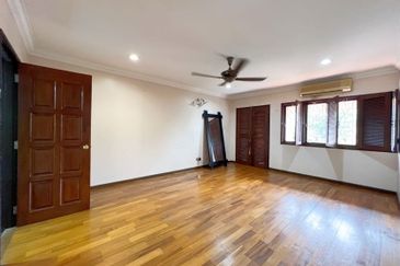 Super Cheap Guarded Area 2 Storey Corner Bungalow, TTDI KL