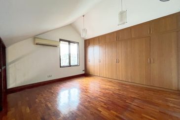 Super Cheap Guarded Area 2 Storey Corner Bungalow, TTDI KL