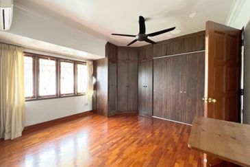 Super Cheap Guarded Area 2 Storey Corner Bungalow, TTDI KL