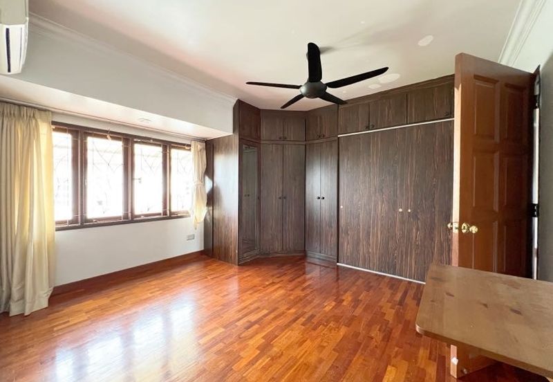 Super Cheap Guarded Area 2 Storey Corner Bungalow, TTDI KL