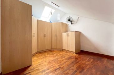 Super Cheap Guarded Area 2 Storey Corner Bungalow, TTDI KL