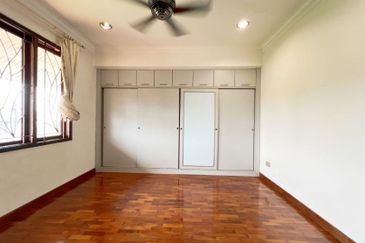 Super Cheap Guarded Area 2 Storey Corner Bungalow, TTDI KL