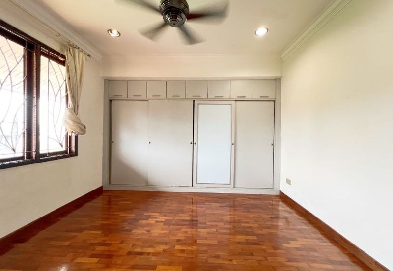 Super Cheap Guarded Area 2 Storey Corner Bungalow, TTDI KL