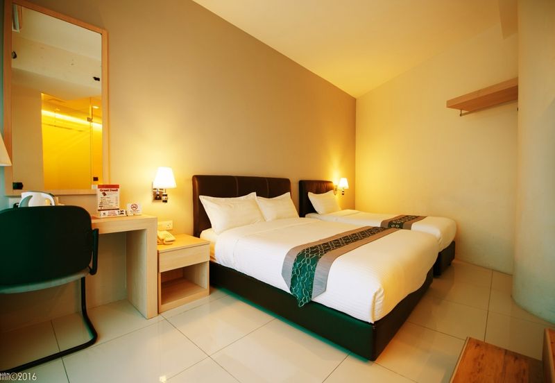 Super Cheap 3 Storey Adjoining Hotel Block @ Lakefield Sungai Besi 