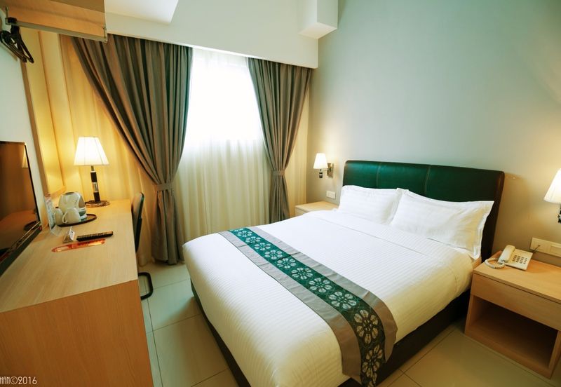 Super Cheap 3 Storey Adjoining Hotel Block @ Lakefield Sungai Besi 