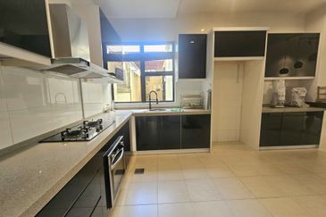 Super Cheap Renovated 2.5 Storey Semi-D, Suria Residen, Cheras