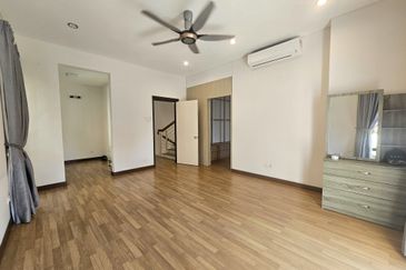 Super Cheap Renovated 2.5 Storey Semi-D, Suria Residen, Cheras