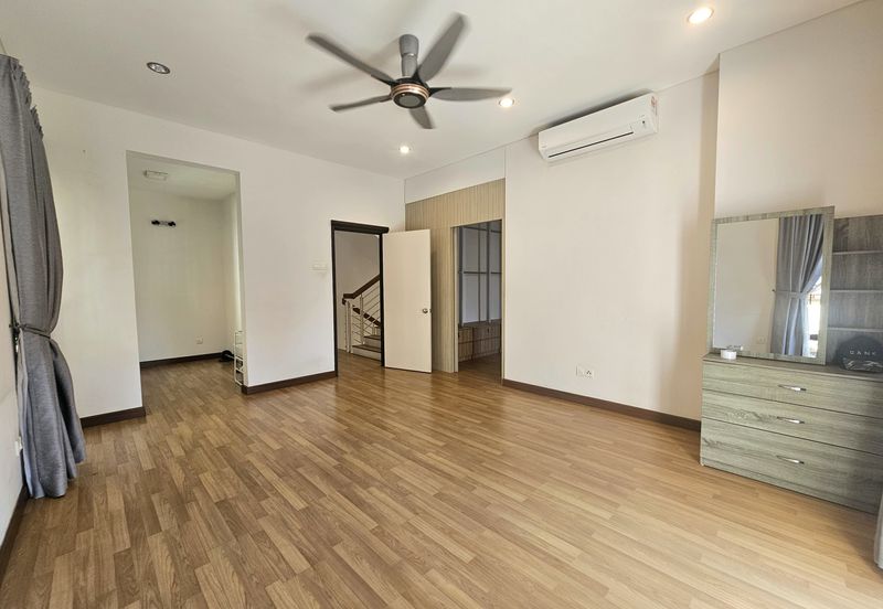 Super Cheap Renovated 2.5 Storey Semi-D, Suria Residen, Cheras