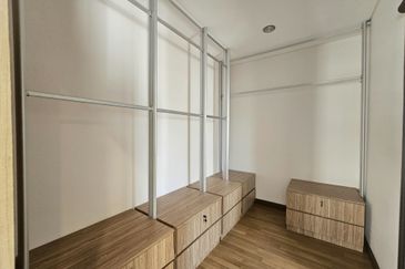 Super Cheap Renovated 2.5 Storey Semi-D, Suria Residen, Cheras