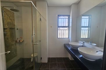 Super Cheap Renovated 2.5 Storey Semi-D, Suria Residen, Cheras