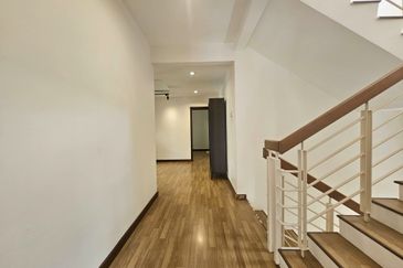 Super Cheap Renovated 2.5 Storey Semi-D, Suria Residen, Cheras