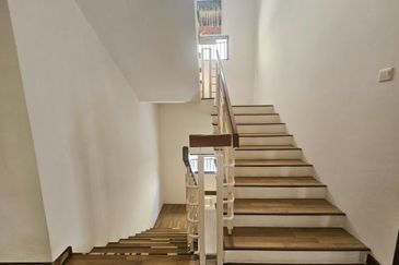 Super Cheap Renovated 2.5 Storey Semi-D, Suria Residen, Cheras