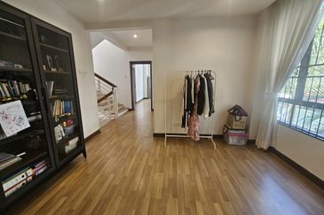 Super Cheap Renovated 2.5 Storey Semi-D, Suria Residen, Cheras