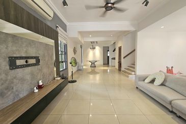 Super Cheap Renovated 2.5 Storey Semi-D, Suria Residen, Cheras