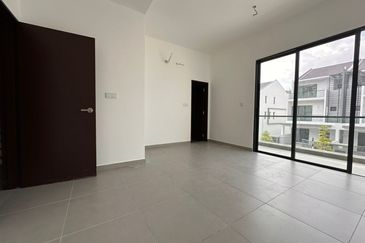 Brand New 3 sty terrace @Residensi Bukit Orkid