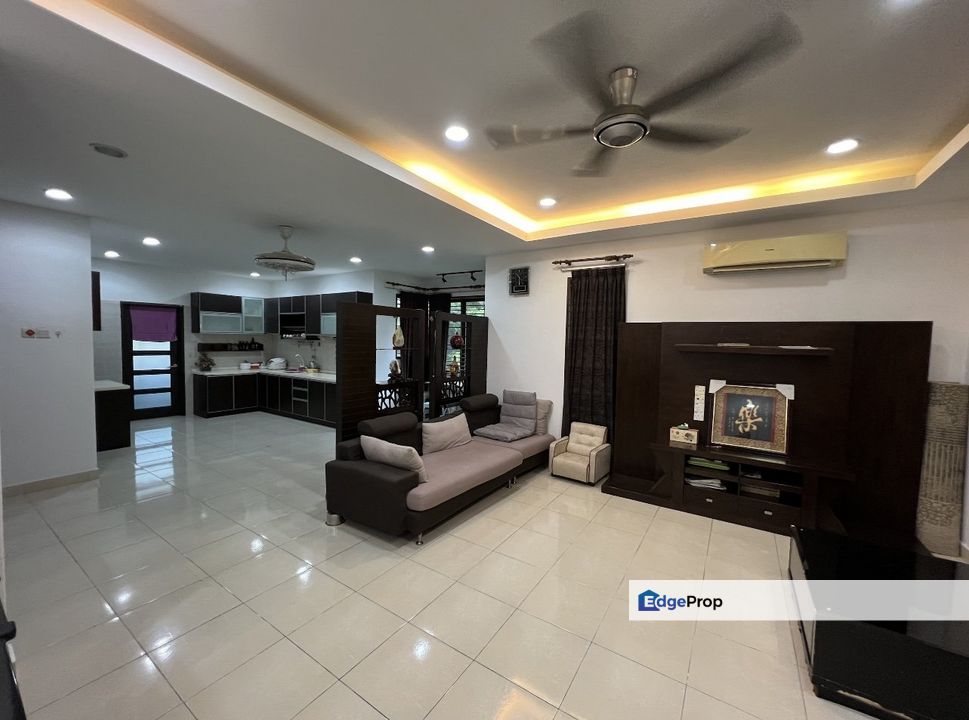 Corner with land Super nice renovation 2.5sty , Selangor, Kajang