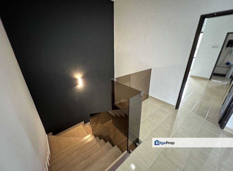 Corner with land Super nice renovation 2.5sty , Selangor, Kajang