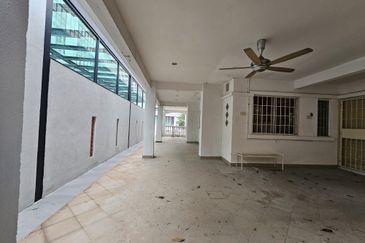 Jalan Puncak Perdana 