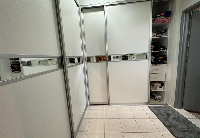 Best deal! Well renovated Kitchen extended 