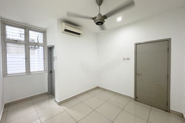 3 storey superlink,seri jalil,low density