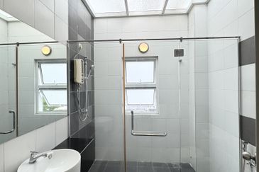 3 storey superlink,seri jalil,low density