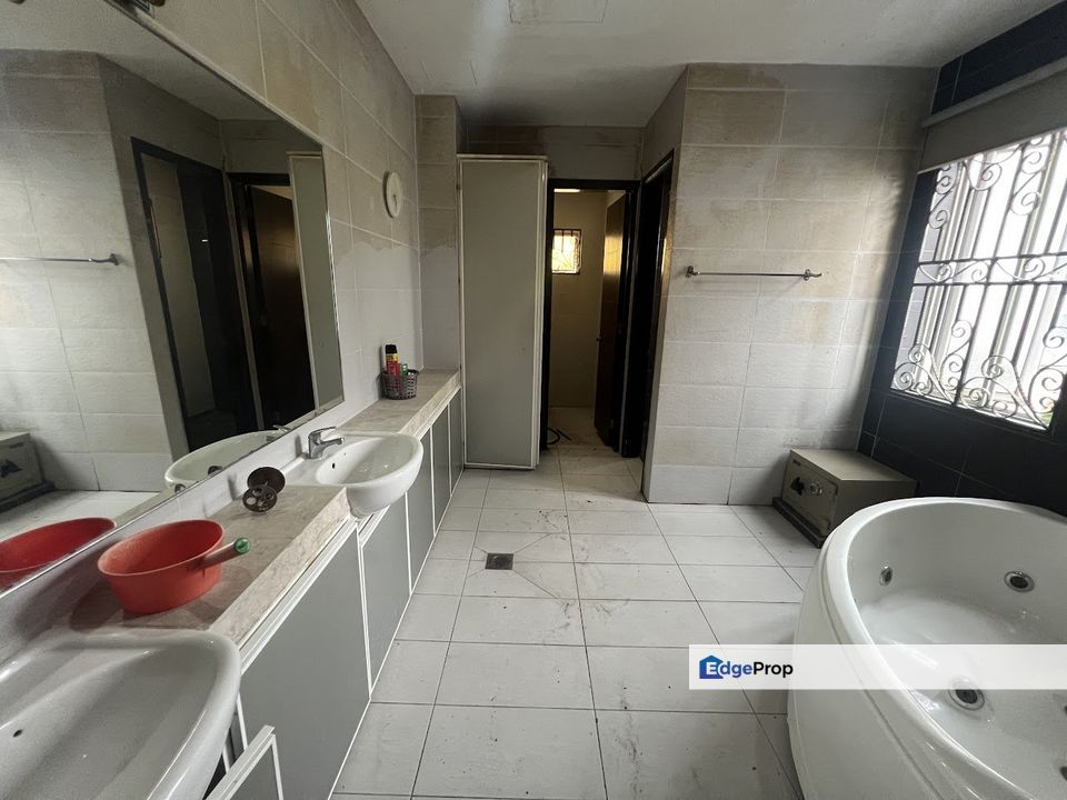 3 storey bungalow,renovated,kitchen extended, Kuala Lumpur, Taman OUG