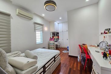 2sty corner semi-D Bandar Sg Long