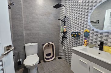 Jalan Suasana, Bandar Tun Hussein Onn