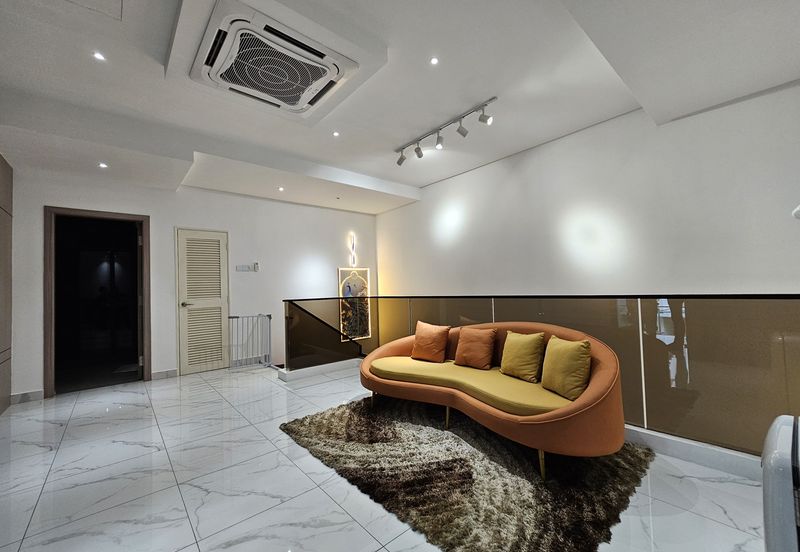 Jalan Suasana, Bandar Tun Hussein Onn