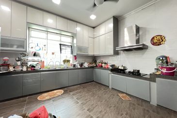 Jalan Suasana, Bandar Tun Hussein Onn