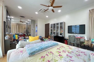 Jalan Suasana, Bandar Tun Hussein Onn