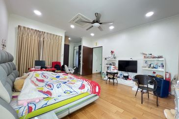 Jalan Suasana, Bandar Tun Hussein Onn