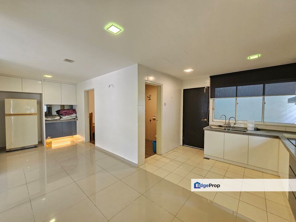 3sty semi-D Super Cheap Well condition , Selangor, Balakong