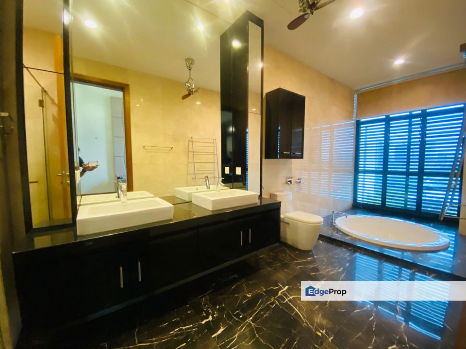 4sty bungalow link villa with lift,klcc view, Kuala Lumpur, Seputeh