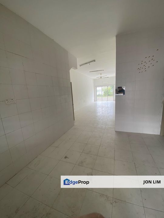 Ground Floor Townhouse Lake Residence, Puchong, Selangor, Puchong