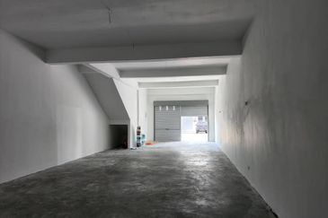 GROUND FLOOR SHOPLOT PULAI MUTIARA FOR RENT! 