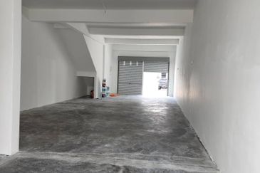 GROUND FLOOR SHOPLOT PULAI MUTIARA FOR RENT! 
