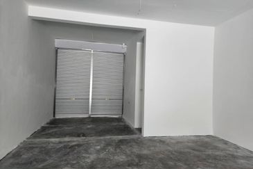 GROUND FLOOR SHOPLOT PULAI MUTIARA FOR RENT! 