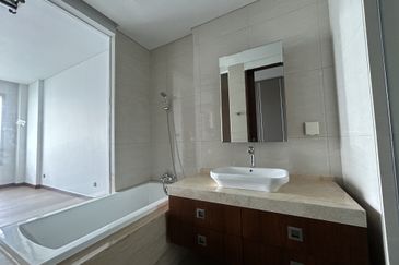 NEW SEAVIEW APARTMENT PUTERI HARBOUR FOR SALE ! 