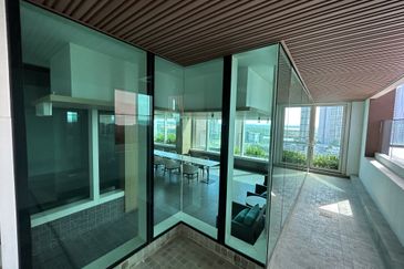 NEW SEAVIEW APARTMENT PUTERI HARBOUR FOR SALE ! 