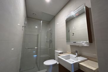 NEW SEAVIEW APARTMENT PUTERI HARBOUR FOR SALE ! 