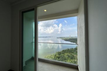 NEW SEAVIEW APARTMENT PUTERI HARBOUR FOR SALE ! 