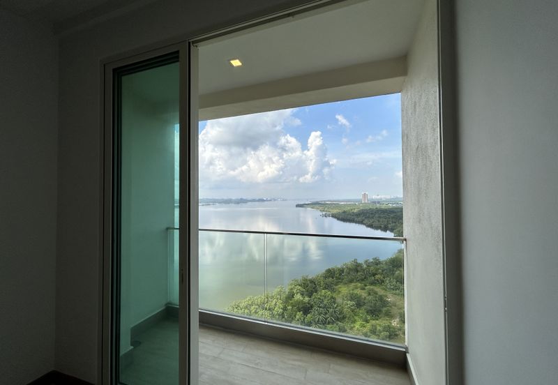 NEW SEAVIEW APARTMENT PUTERI HARBOUR FOR SALE ! 