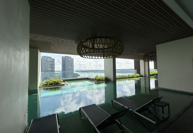 NEW SEAVIEW APARTMENT PUTERI HARBOUR FOR SALE ! 