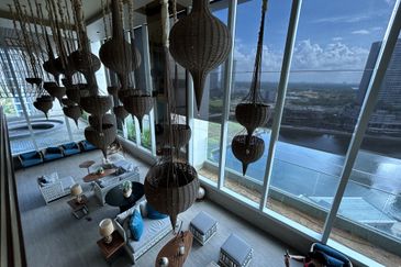 NEW SEAVIEW APARTMENT PUTERI HARBOUR FOR SALE ! 