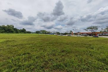 KOTA TINGGI Commercial land FOR SALE Facing main road Suitable to do showroom/ workshop - Size: 48387sqf