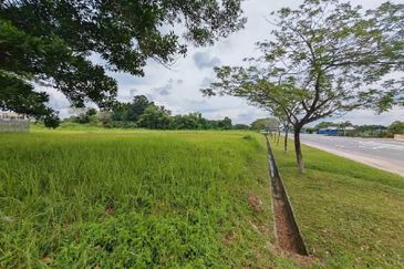 KOTA TINGGI Commercial land FOR SALE Facing main road Suitable to do showroom/ workshop - Size: 48387sqf