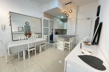 Waltz Residences Premium Renovation Unit for SALES ( 4Room + 4Bath + 2Carpark ) FREEHOLD   