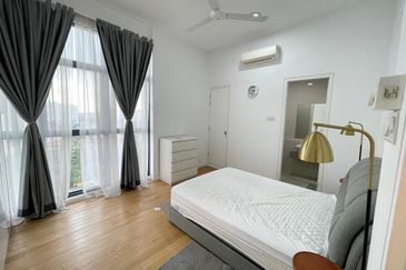 Waltz Residences Premium Renovation Unit for SALES ( 4Room + 4Bath + 2Carpark ) FREEHOLD   